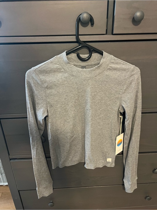 Vuori Tops - Vuori Heather Gray Long Sleeve Crew Top